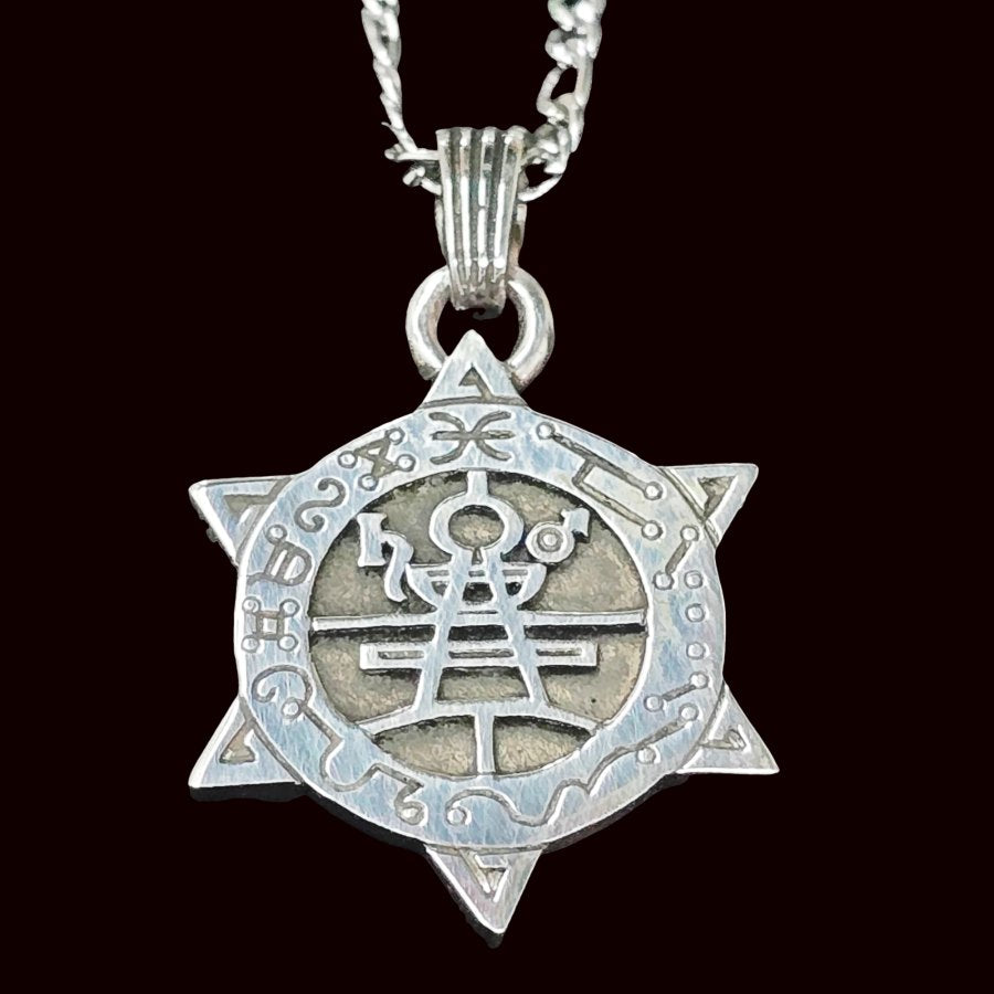 I wove the 12th Demon Prince Sitri and the Secret Seal of Solomon, the 72nd Demon, the Lesser Key of Solomon, and the Goetia. In Silver, 3 x 2.5 cm, 12 g. Art. 1871 - Bricks Masons